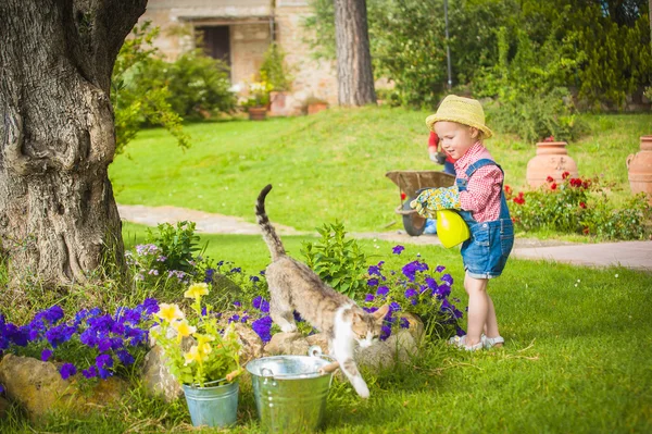 Klein meisje helpen haar moeder in de tuin — Stockfoto