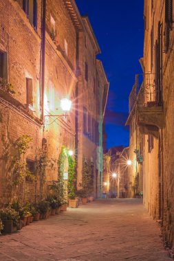 küçük ortaçağ köyü gece, pienza, İtalya