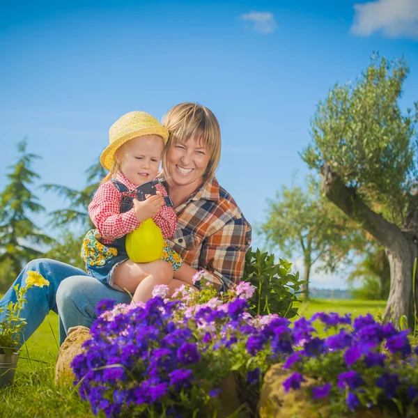 Little girl working with her mother in the garden — Stock Photo, Image