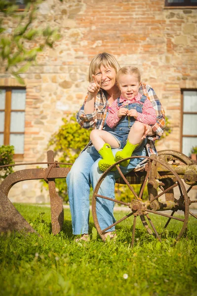 Mom shows daughter direction in the garden — Stock Photo, Image