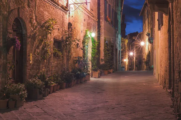 Desa abad pertengahan kecil di malam hari, Pienza, Italia — Stok Foto