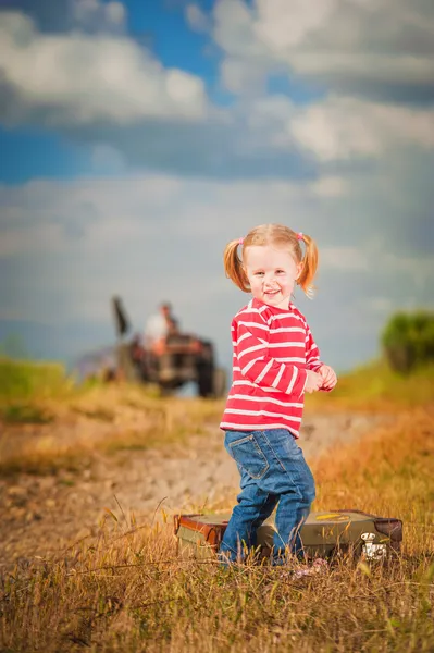 La fille dans le village avec une valise — Photo