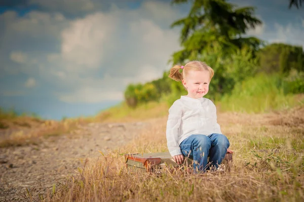 The girl in the village with a suitcase — Stock Photo, Image