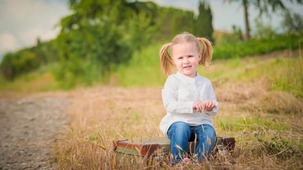 La ragazza del villaggio con una valigia — Foto Stock