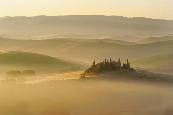 La misteriosa nebbia che circonda la casa e i campi toscani — Foto Stock