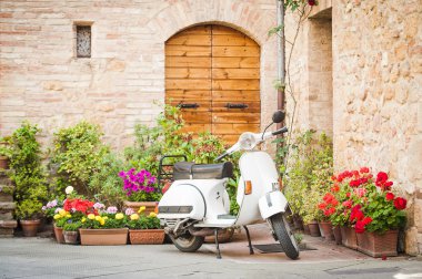 İtalya 'nın en popüler taşımacılarından biri, eski Vespa.