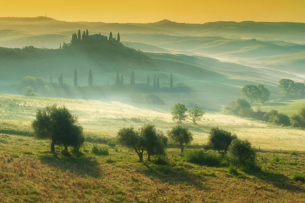 Tuscan house on the misty hills — Stock Photo, Image
