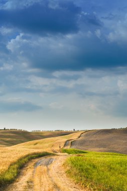 tuscan huzur alanları yolda yürürken