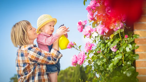 Mujer e hija haciendo trabajo de jardín en verano día soleado —  Fotos de Stock