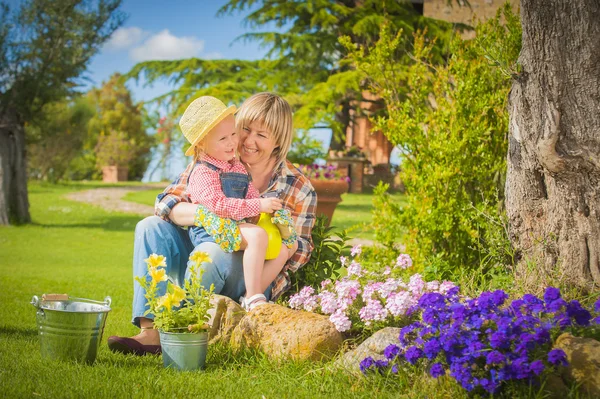 Mujer e hija haciendo trabajo de jardín en verano día soleado —  Fotos de Stock