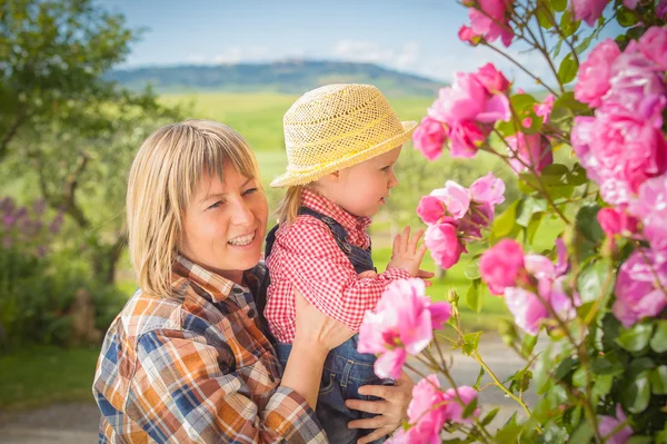 Woman and daughter doing garden work in summer sunny day — Stock Photo, Image