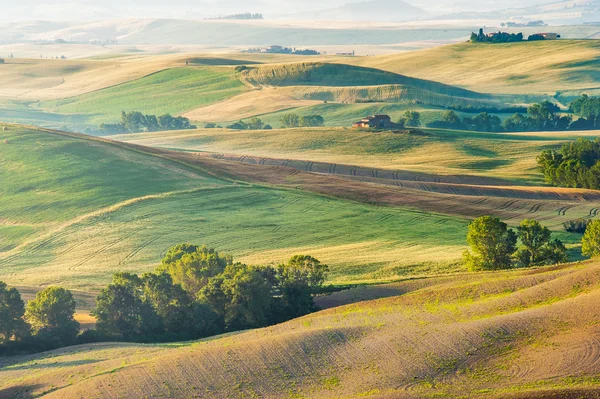 The mysterious fog surrounding Tuscan house and fields, Italy — Stock Photo, Image