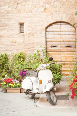 İtalya 'nın en popüler taşımacılarından biri, eski Vespa.
