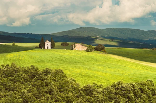 L'antica cappella sui campi della Toscana — Foto Stock