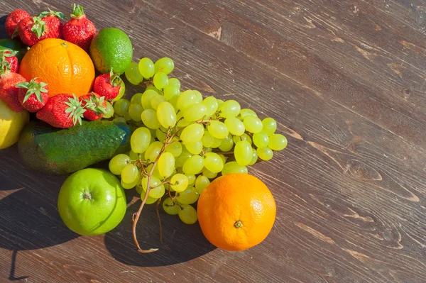 Fruits colorés sur bois brun à la lumière naturelle — Photo