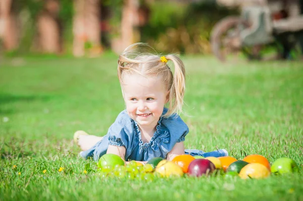 Menina comeu frutas coloridas fora — Fotografia de Stock