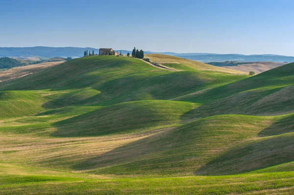 Тосканское лето на полях с прекрасным видом — стоковое фото