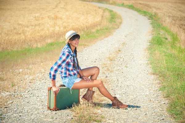 Vacker brasiliansk kvinna med en resväska på en roadtrip. — Stockfoto