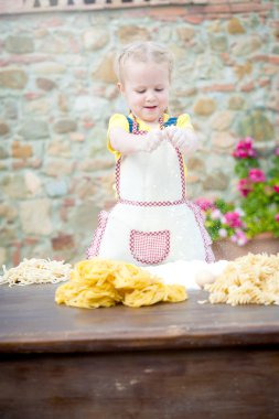 ahşap masa üzerinde makarna hamur hazırlama kız.