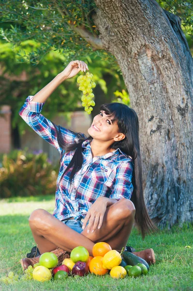 Attraktiv kvinna-äta vita druvor på utsidan — Stockfoto