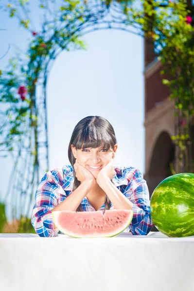 Healthy young woman-eating watermelon on a sunny day — Stock Photo, Image