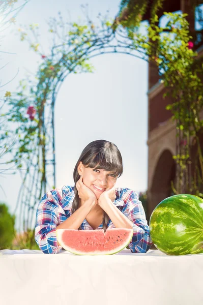 Healthy young woman-eating watermelon on a sunny day — Stock Photo, Image