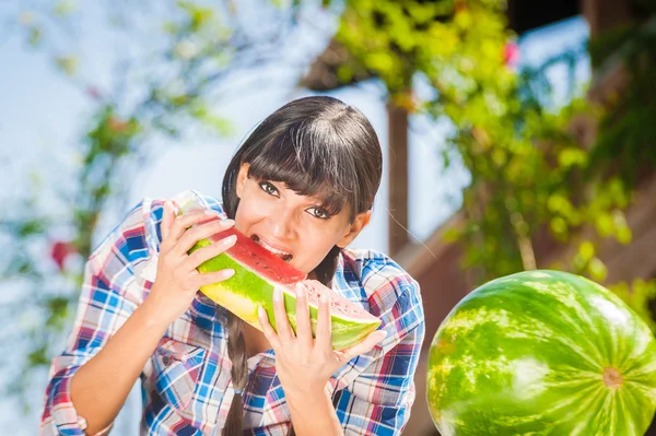 Healthy young woman-eating watermelon on a sunny day — Stock Photo, Image