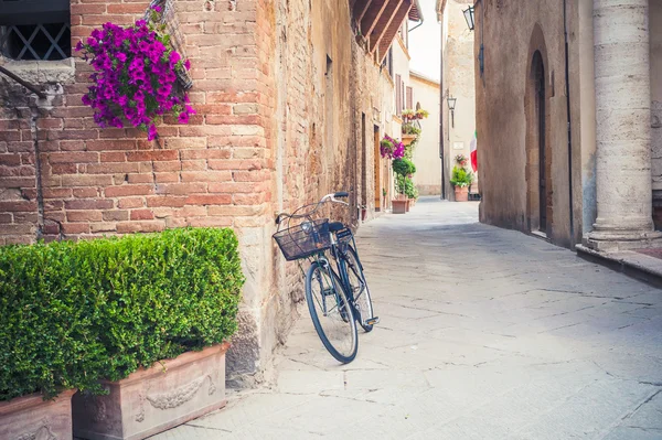 Black vintage bicycle left on a street in Tuscany, Italy — Stock Photo, Image