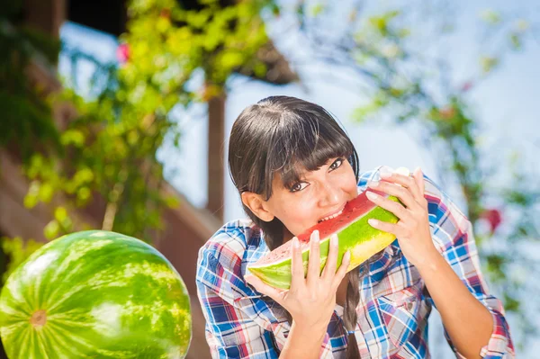 Healthy young woman-eating watermelon on a sunny day — Stock Photo, Image