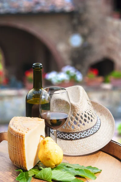 Vino rosso, pecorino e pera, spuntino italiano in Toscana — Foto Stock