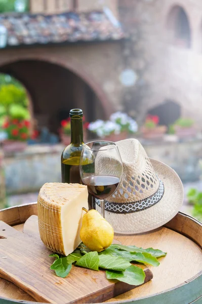 Vinho tinto, queijo pecorino e pêra, lanche italiano na Toscana — Fotografia de Stock