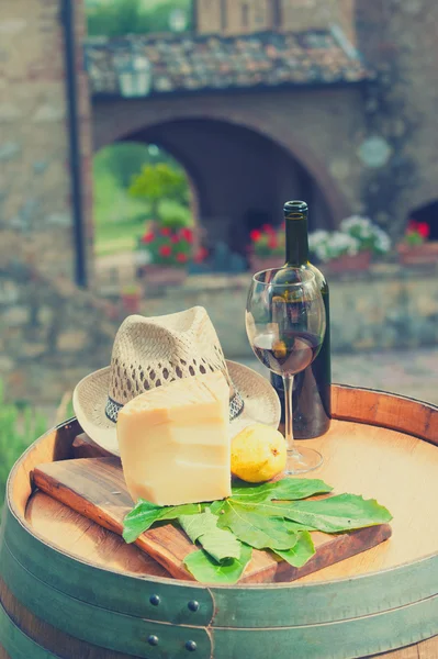 Vinho tinto, queijo pecorino e pêra, lanche italiano na Toscana — Fotografia de Stock