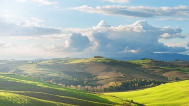 Tuscan yatay, bulutlar ve yeşil alanları, İtalya