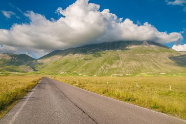 día de verano en la zona hermosa y colorida de castelluccio di