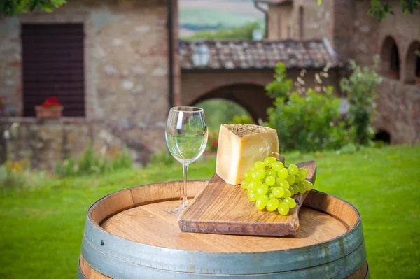 Τυρί και σταφύλια για ένα βαρέλι με το tuscan τοπίο Ιταλία — Φωτογραφία Αρχείου