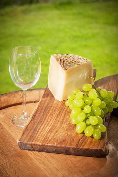 Trauben mit Käse und Wein in einer wunderschönen Landschaft, Italien — Stockfoto