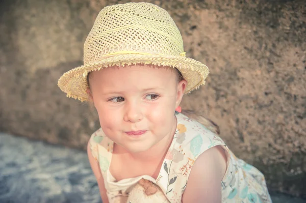Riéndose hermosa y hermosa niña en un sombrero de paja —  Fotos de Stock