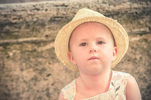 Riéndose hermosa y hermosa niña en un sombrero de paja — Foto de Stock