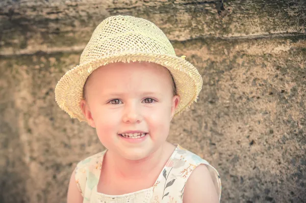 Rire magnifique et belle petite fille dans un chapeau de paille — Photo