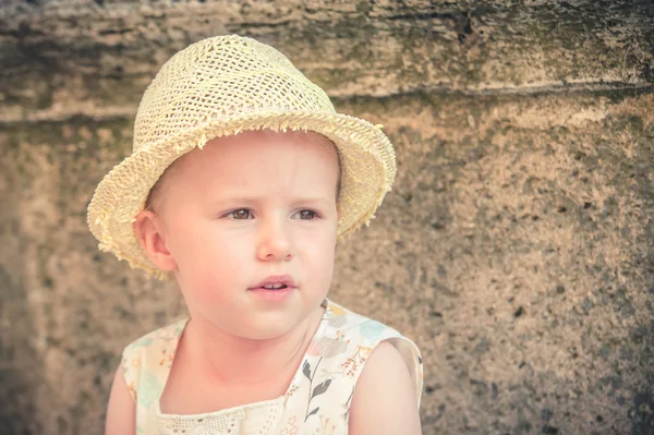 Çok güzel ve güzel küçük kız bir hasır şapka gülüyor — Stok fotoğraf