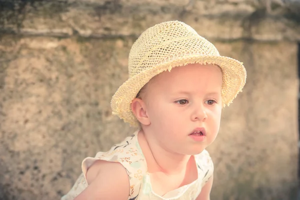 Riéndose hermosa y hermosa niña en un sombrero de paja —  Fotos de Stock