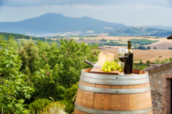 Red wine and grapes with pecorino cheese the Tuscan, Italy — Stock Photo, Image