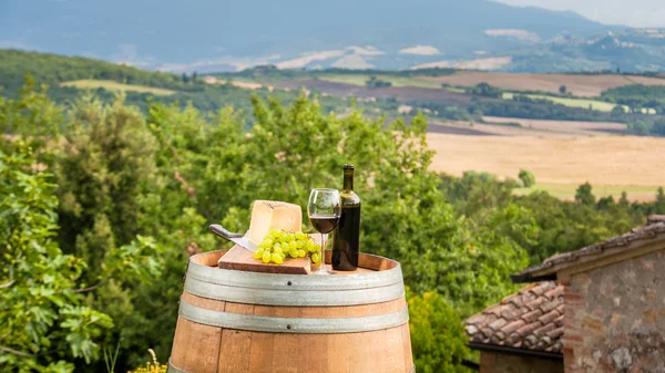 Rotwein und Trauben mit Pecorino-Käse der Toskana, Italien — Stockfoto