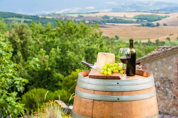 Vino tinto y uvas con queso pecorino la Toscana, Italia —  Fotos de Stock