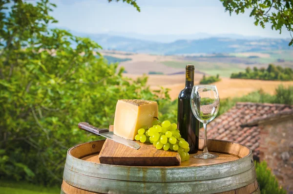 Rotwein und Trauben mit Pecorino-Käse der Toskana, Italien — Stockfoto