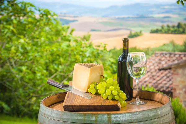 kırmızı şarap ve üzüm ile pecorino peyniri Toskana, İtalya
