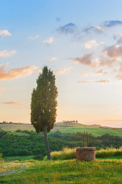 Toskanischer Brunnen in der Landschaft des Val d 'orci, Toskana — Stockfoto