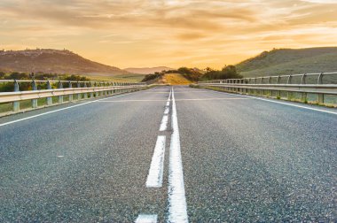 Peyzaj gün batımında uzun bir yol