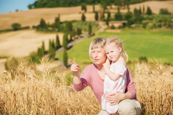 Family on holiday in Tuscany, mother and daughter are watching t — Stock Photo, Image