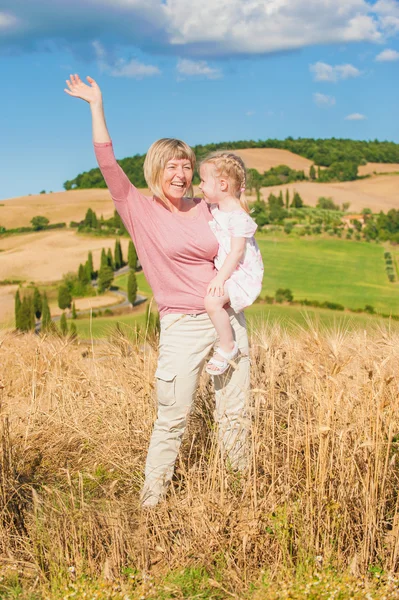 Familie op vakantie in Toscane, moeder en dochter zijn kijken t — Stockfoto